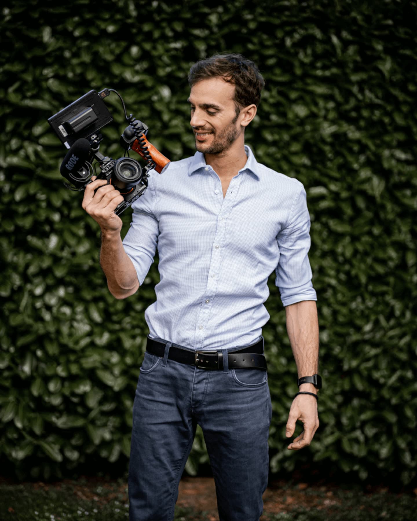 Portrait de Gaël, vidéaste de mariage à Rolle, caméra à l’épaule
