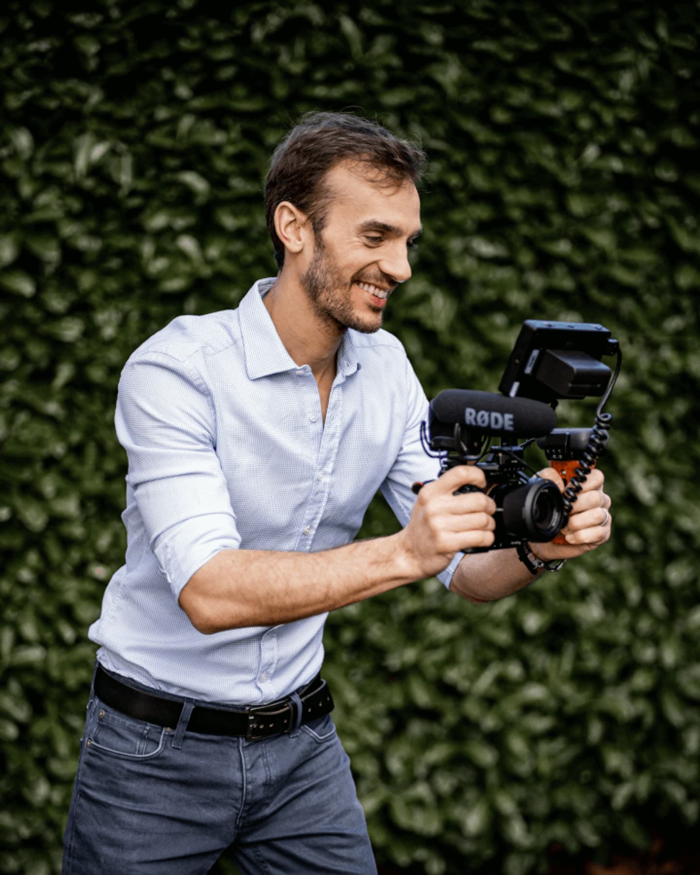 Gaël, vidéaste de mariage, caméra à la main